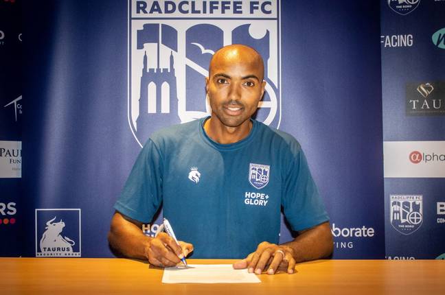 Nivaldo signs on the dotted line. Image credit: Radcliffe FC